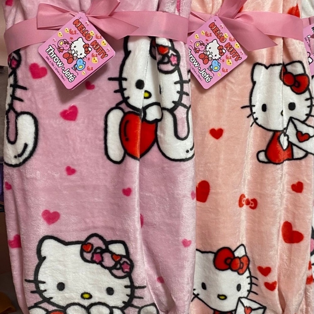 New Set of 2 Hello kitty Valentines plush throw blankets